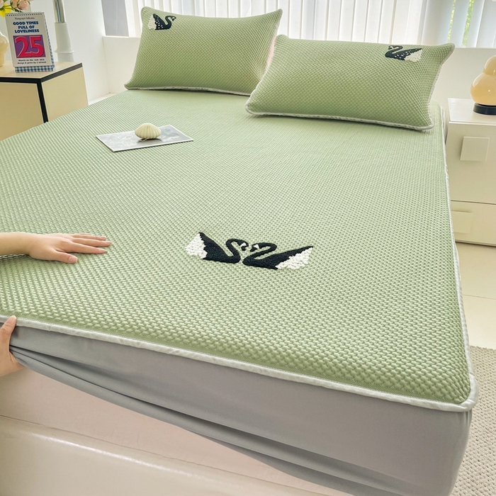 91家纺网 家纺一手货源 找家纺 恋佳居2025新款A类乙伦PE凉豆豆毛巾绣床笠冰丝席（床笠款） 比翼双飞—绿
