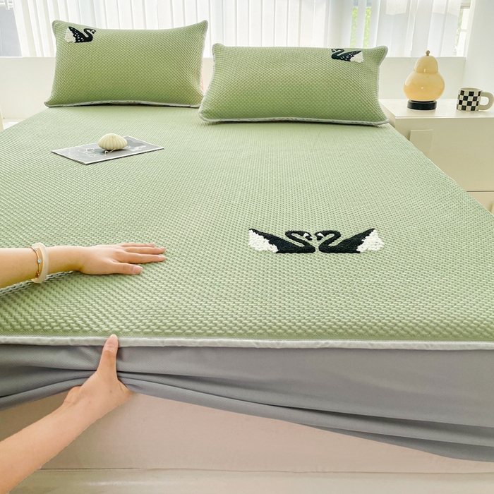 91家纺网 家纺一手货源 找家纺 恋佳居2025新款A类乙伦PE凉豆豆毛巾绣床笠冰丝席（床笠款） 比翼双飞—绿