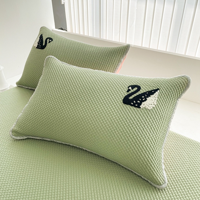 91家纺网 家纺一手货源 找家纺 恋佳居2025新款A类乙伦PE凉豆豆毛巾绣床笠冰丝席（床笠款） 比翼双飞—绿