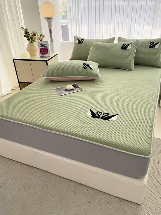 91家纺网 家纺一手货源 找家纺 恋佳居2025新款A类乙伦PE凉豆豆毛巾绣床笠冰丝席（床笠款） 比翼双飞—绿