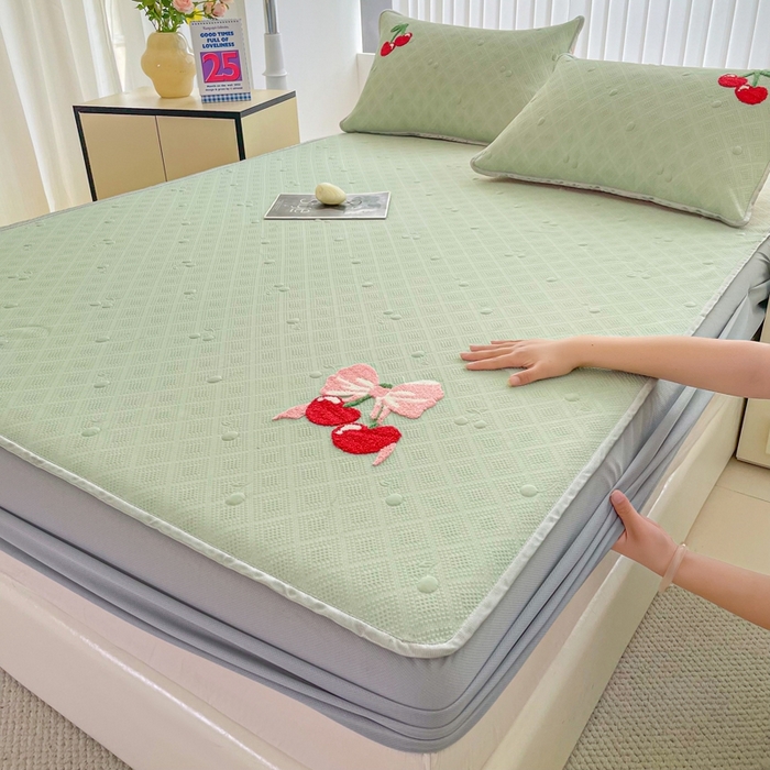 91家纺网 家纺一手货源 找家纺 恋佳居2025新款A类乙伦PE凉豆豆毛巾绣床笠冰丝席（床笠款） 樱桃—豆绿