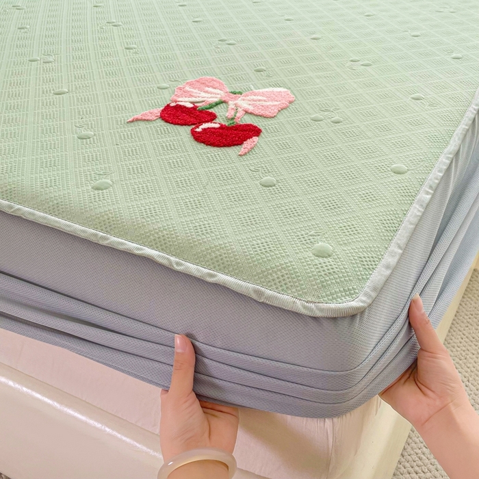 91家纺网 家纺一手货源 找家纺 恋佳居2025新款A类乙伦PE凉豆豆毛巾绣床笠冰丝席（床笠款） 樱桃—豆绿