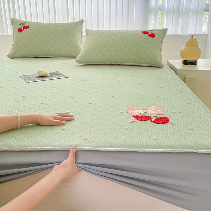 91家纺网 家纺一手货源 找家纺 恋佳居2025新款A类乙伦PE凉豆豆毛巾绣床笠冰丝席（床笠款） 樱桃—豆绿