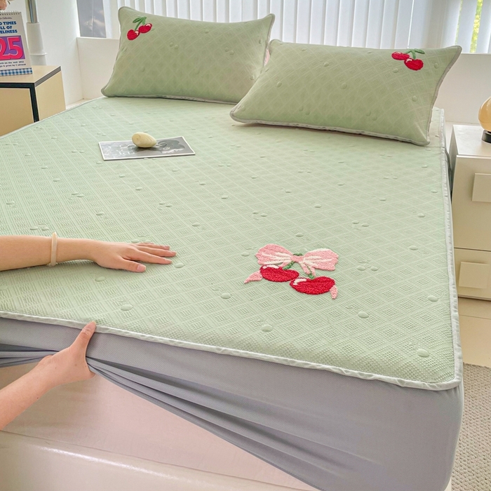 91家纺网 家纺一手货源 找家纺 恋佳居2025新款A类乙伦PE凉豆豆毛巾绣床笠冰丝席（床笠款） 樱桃—豆绿