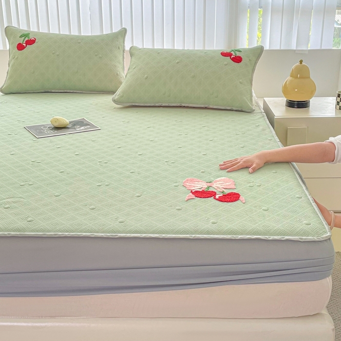 91家纺网 家纺一手货源 找家纺 恋佳居2025新款A类乙伦PE凉豆豆毛巾绣床笠冰丝席（床笠款） 樱桃—豆绿
