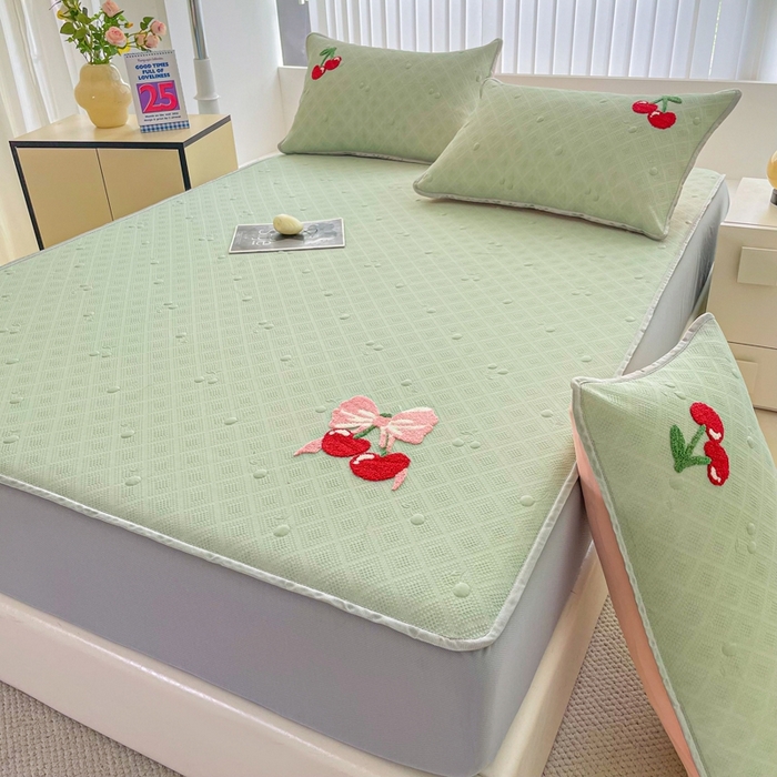 91家纺网 家纺一手货源 找家纺 恋佳居2025新款A类乙伦PE凉豆豆毛巾绣床笠冰丝席（床笠款） 樱桃—豆绿