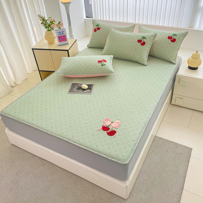 91家纺网 家纺一手货源 找家纺 恋佳居2025新款A类乙伦PE凉豆豆毛巾绣床笠冰丝席（床笠款） 樱桃—豆绿