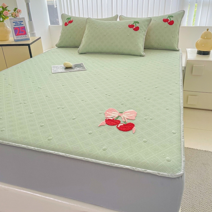 91家纺网 家纺一手货源 找家纺 恋佳居2025新款A类乙伦PE凉豆豆毛巾绣床笠冰丝席（床笠款） 樱桃—豆绿