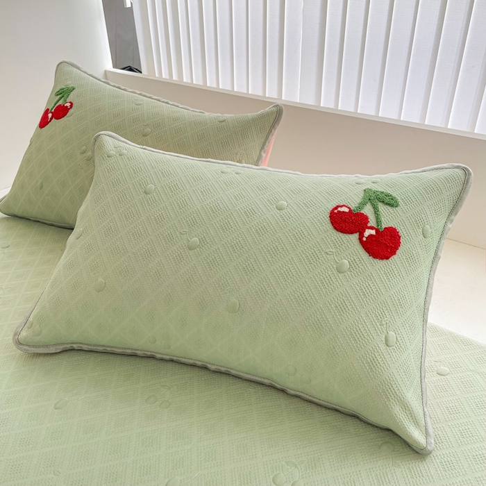 91家纺网 家纺一手货源 找家纺 恋佳居2025新款A类乙伦PE凉豆豆毛巾绣床笠冰丝席（床笠款） 樱桃—豆绿