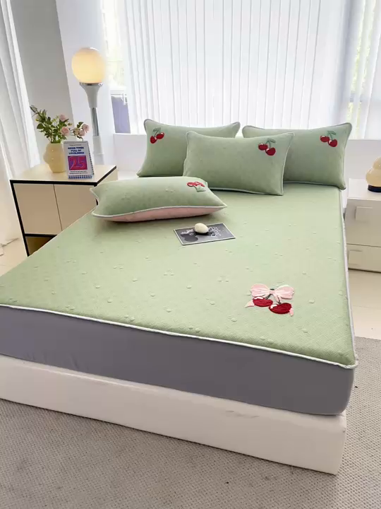 91家纺网 家纺一手货源 找家纺 恋佳居2025新款A类乙伦PE凉豆豆毛巾绣床笠冰丝席（床笠款） 樱桃—豆绿
