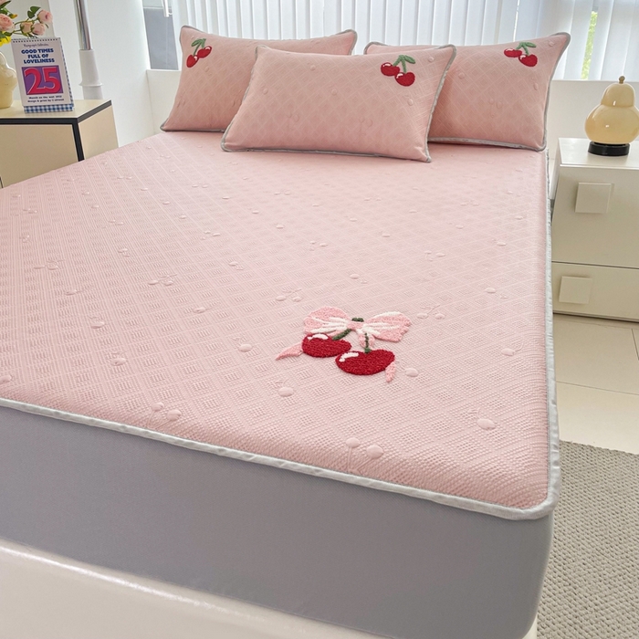 91家纺网 家纺一手货源 找家纺 恋佳居2025新款A类乙伦PE凉豆豆毛巾绣床笠冰丝席（床笠款） 樱桃—粉