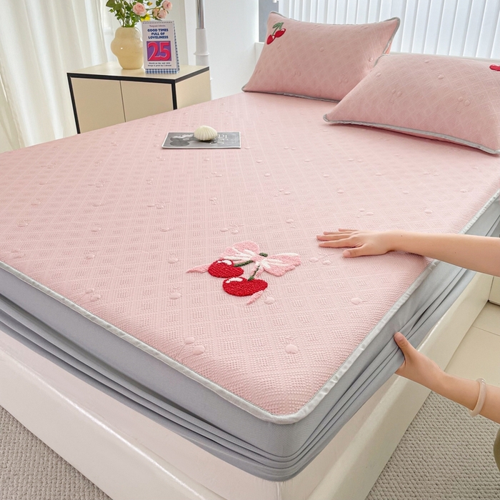 91家纺网 家纺一手货源 找家纺 恋佳居2025新款A类乙伦PE凉豆豆毛巾绣床笠冰丝席（床笠款） 樱桃—粉