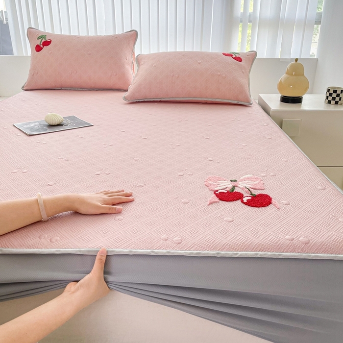91家纺网 家纺一手货源 找家纺 恋佳居2025新款A类乙伦PE凉豆豆毛巾绣床笠冰丝席（床笠款） 樱桃—粉