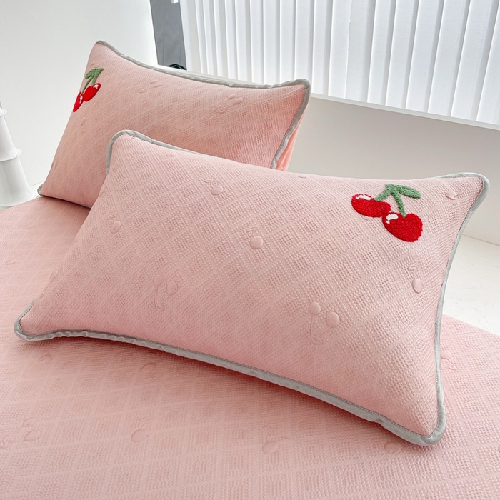 91家纺网 家纺一手货源 找家纺 恋佳居2025新款A类乙伦PE凉豆豆毛巾绣床笠冰丝席（床笠款） 樱桃—粉