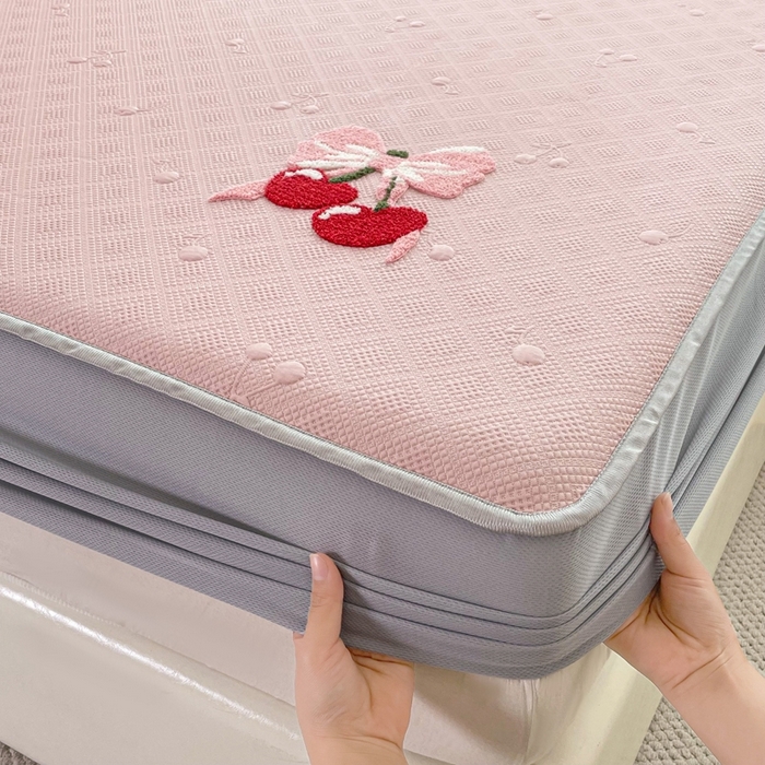 91家纺网 家纺一手货源 找家纺 恋佳居2025新款A类乙伦PE凉豆豆毛巾绣床笠冰丝席（床笠款） 樱桃—粉