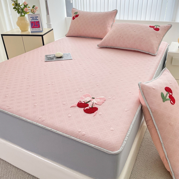 91家纺网 家纺一手货源 找家纺 恋佳居2025新款A类乙伦PE凉豆豆毛巾绣床笠冰丝席（床笠款） 樱桃—粉