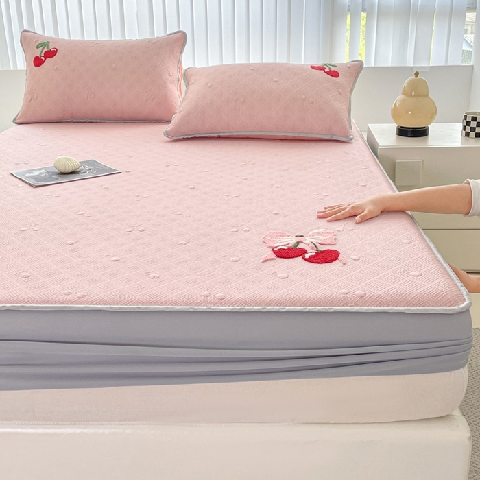 91家纺网 家纺一手货源 找家纺 恋佳居2025新款A类乙伦PE凉豆豆毛巾绣床笠冰丝席（床笠款） 樱桃—粉