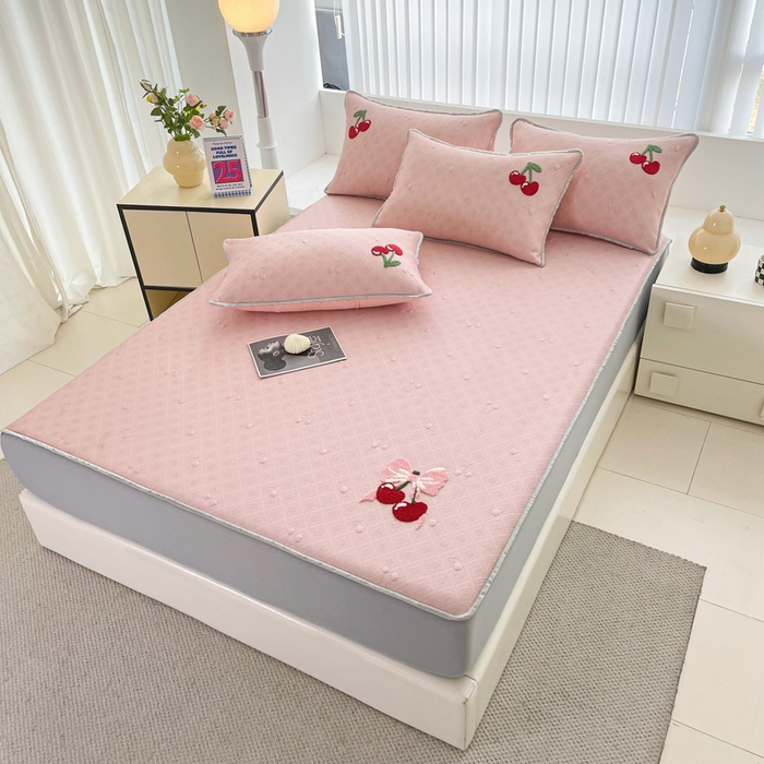 91家纺网 家纺一手货源 找家纺 恋佳居2025新款A类乙伦PE凉豆豆毛巾绣床笠冰丝席（床笠款） 樱桃—粉