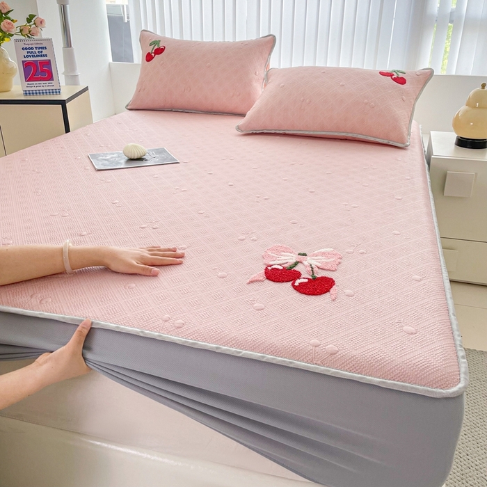 91家纺网 家纺一手货源 找家纺 恋佳居2025新款A类乙伦PE凉豆豆毛巾绣床笠冰丝席（床笠款） 樱桃—粉