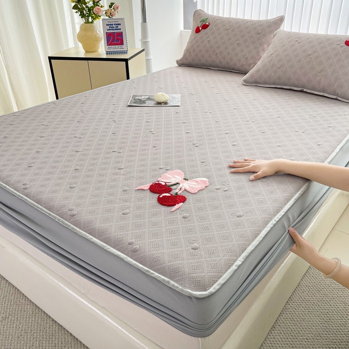 91家纺网 家纺一手货源 找家纺 恋佳居2025新款A类乙伦PE凉豆豆毛巾绣床笠冰丝席（床笠款） 樱桃—灰