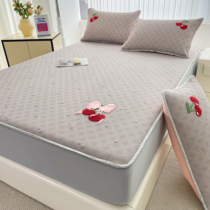 91家纺网 家纺一手货源 找家纺 恋佳居2025新款A类乙伦PE凉豆豆毛巾绣床笠冰丝席（床笠款） 樱桃—灰