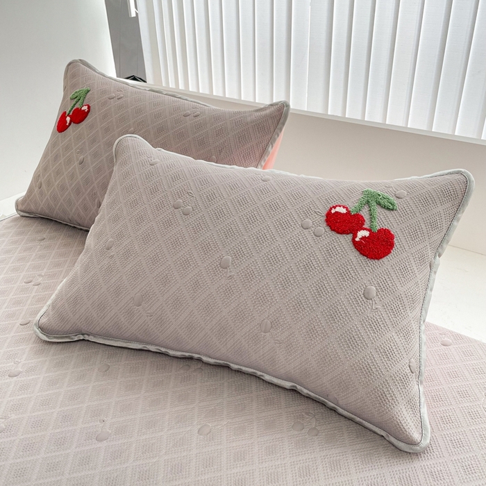 91家纺网 家纺一手货源 找家纺 恋佳居2025新款A类乙伦PE凉豆豆毛巾绣床笠冰丝席（床笠款） 樱桃—灰