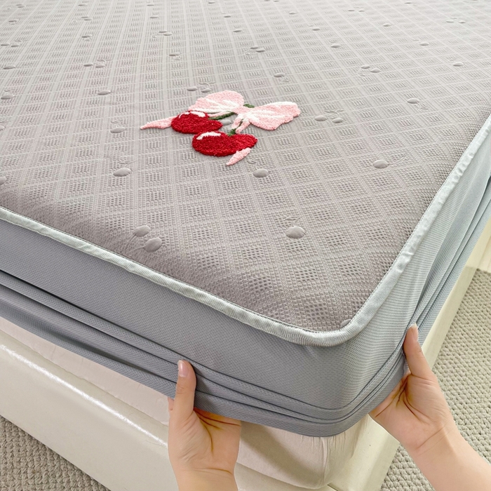 91家纺网 家纺一手货源 找家纺 恋佳居2025新款A类乙伦PE凉豆豆毛巾绣床笠冰丝席（床笠款） 樱桃—灰