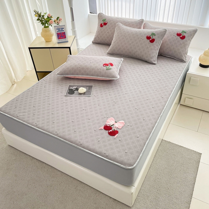 91家纺网 家纺一手货源 找家纺 恋佳居2025新款A类乙伦PE凉豆豆毛巾绣床笠冰丝席（床笠款） 樱桃—灰