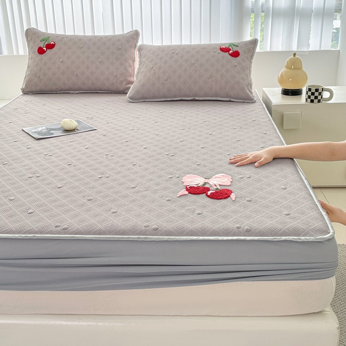 91家纺网 家纺一手货源 找家纺 恋佳居2025新款A类乙伦PE凉豆豆毛巾绣床笠冰丝席（床笠款） 樱桃—灰