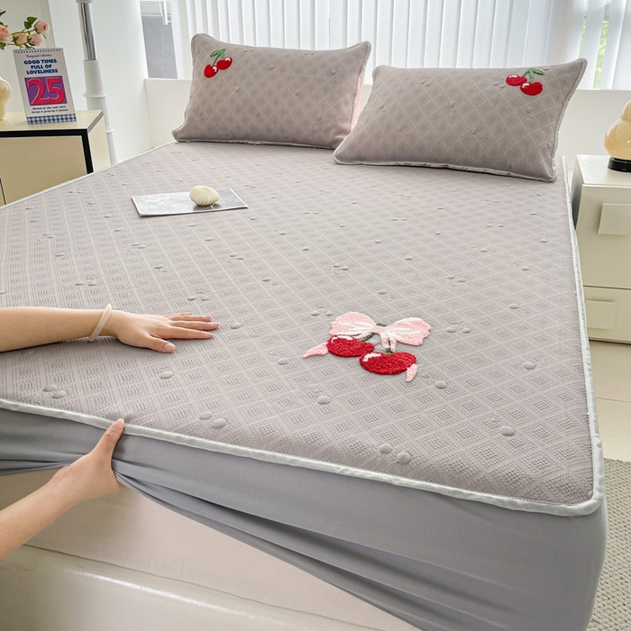 91家纺网 家纺一手货源 找家纺 恋佳居2025新款A类乙伦PE凉豆豆毛巾绣床笠冰丝席（床笠款） 樱桃—灰