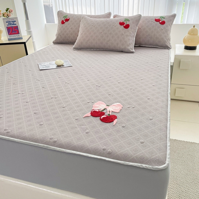 91家纺网 家纺一手货源 找家纺 恋佳居2025新款A类乙伦PE凉豆豆毛巾绣床笠冰丝席（床笠款） 樱桃—灰