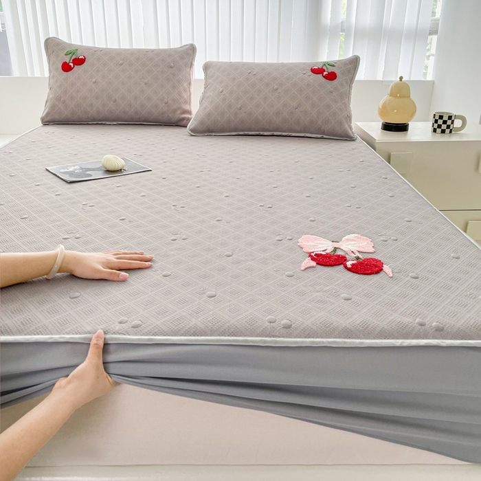 91家纺网 家纺一手货源 找家纺 恋佳居2025新款A类乙伦PE凉豆豆毛巾绣床笠冰丝席（床笠款） 樱桃—灰