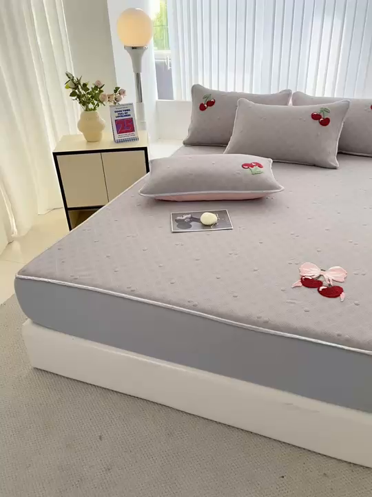 91家纺网 家纺一手货源 找家纺 恋佳居2025新款A类乙伦PE凉豆豆毛巾绣床笠冰丝席（床笠款） 樱桃—灰