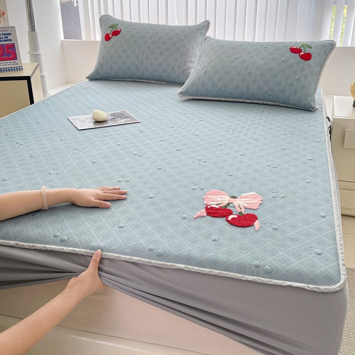 91家纺网 家纺一手货源 找家纺 恋佳居2025新款A类乙伦PE凉豆豆毛巾绣床笠冰丝席（床笠款） 樱桃—蓝