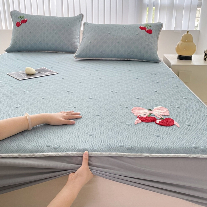 91家纺网 家纺一手货源 找家纺 恋佳居2025新款A类乙伦PE凉豆豆毛巾绣床笠冰丝席（床笠款） 樱桃—蓝