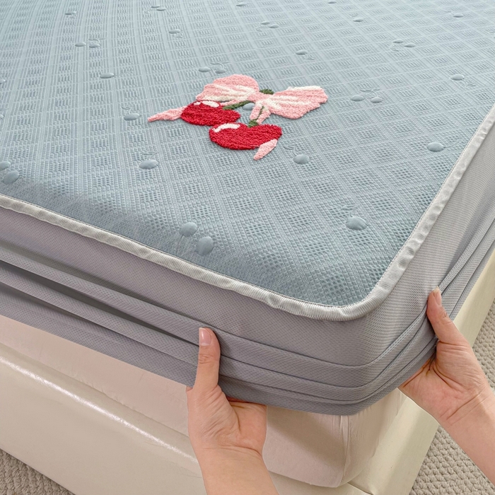 91家纺网 家纺一手货源 找家纺 恋佳居2025新款A类乙伦PE凉豆豆毛巾绣床笠冰丝席（床笠款） 樱桃—蓝