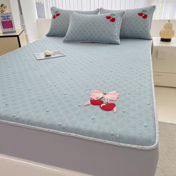 91家纺网 家纺一手货源 找家纺 恋佳居2025新款A类乙伦PE凉豆豆毛巾绣床笠冰丝席（床笠款） 樱桃—蓝