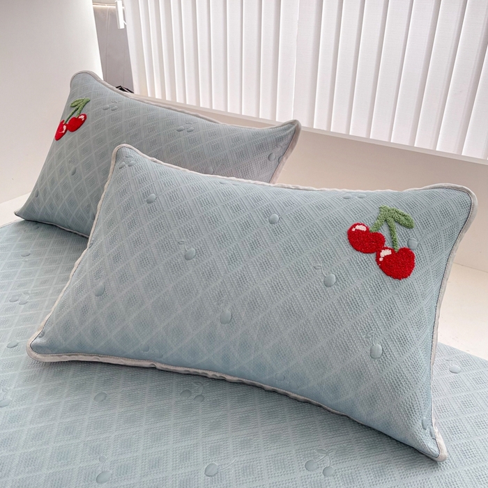 91家纺网 家纺一手货源 找家纺 恋佳居2025新款A类乙伦PE凉豆豆毛巾绣床笠冰丝席（床笠款） 樱桃—蓝