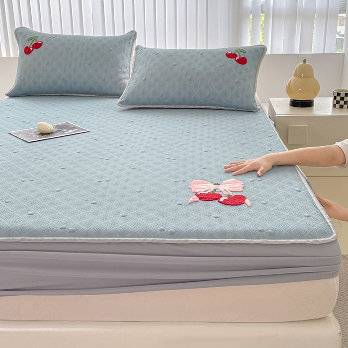 91家纺网 家纺一手货源 找家纺 恋佳居2025新款A类乙伦PE凉豆豆毛巾绣床笠冰丝席（床笠款） 樱桃—蓝