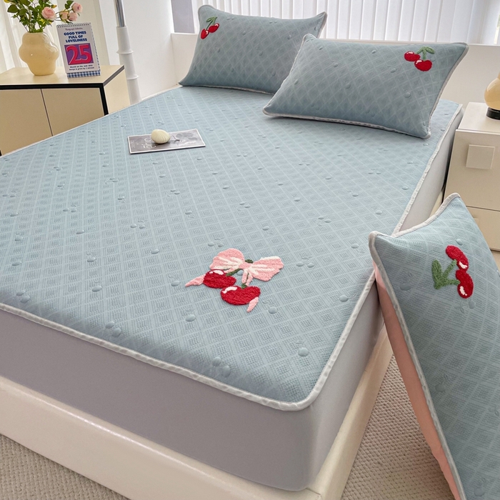 91家纺网 家纺一手货源 找家纺 恋佳居2025新款A类乙伦PE凉豆豆毛巾绣床笠冰丝席（床笠款） 樱桃—蓝