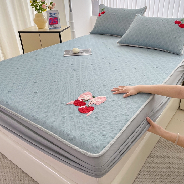 91家纺网 家纺一手货源 找家纺 恋佳居2025新款A类乙伦PE凉豆豆毛巾绣床笠冰丝席（床笠款） 樱桃—蓝