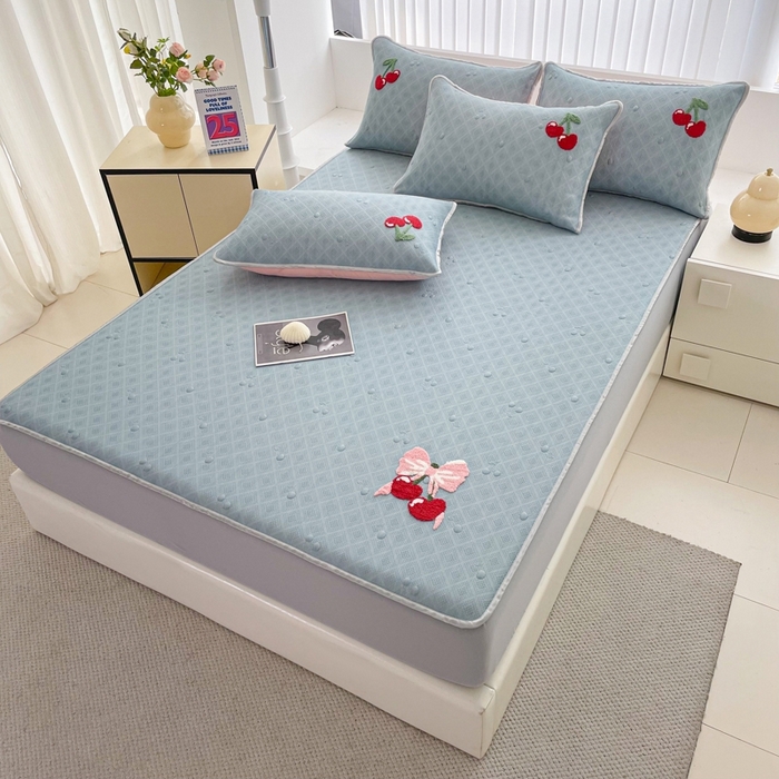 91家纺网 家纺一手货源 找家纺 恋佳居2025新款A类乙伦PE凉豆豆毛巾绣床笠冰丝席（床笠款） 樱桃—蓝