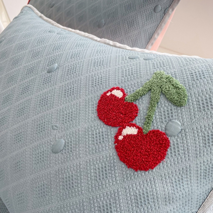 91家纺网 家纺一手货源 找家纺 恋佳居2025新款A类乙伦PE凉豆豆毛巾绣床笠冰丝席（床笠款） 樱桃—蓝