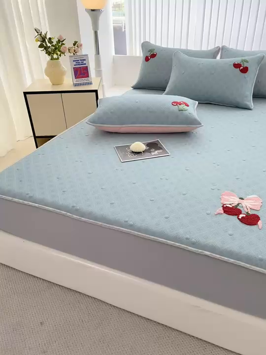 91家纺网 家纺一手货源 找家纺 恋佳居2025新款A类乙伦PE凉豆豆毛巾绣床笠冰丝席（床笠款） 樱桃—蓝