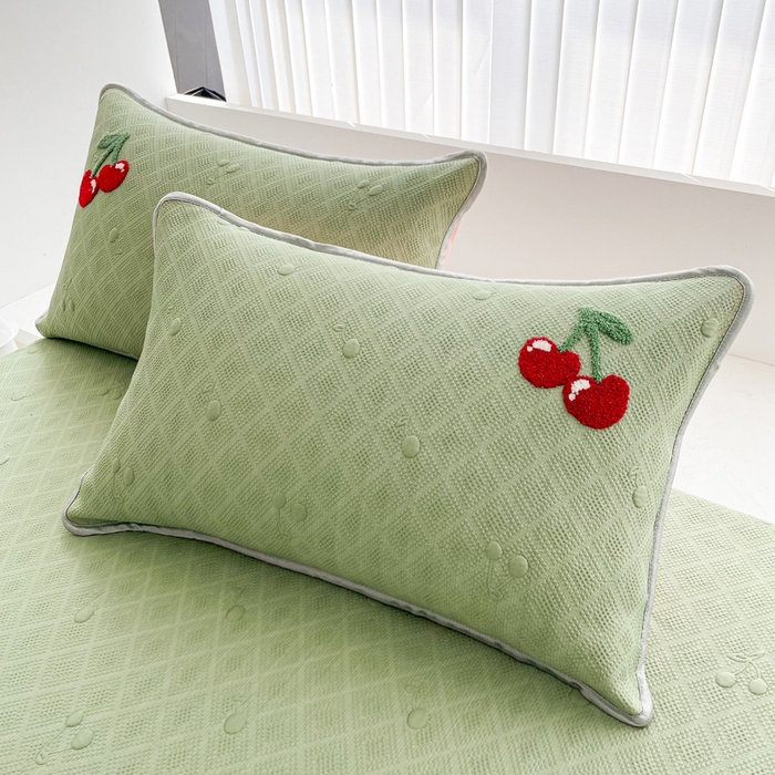 91家纺网 家纺一手货源 找家纺 恋佳居2025新款A类乙伦PE凉豆豆毛巾绣床笠冰丝席（床笠款） 樱桃—绿