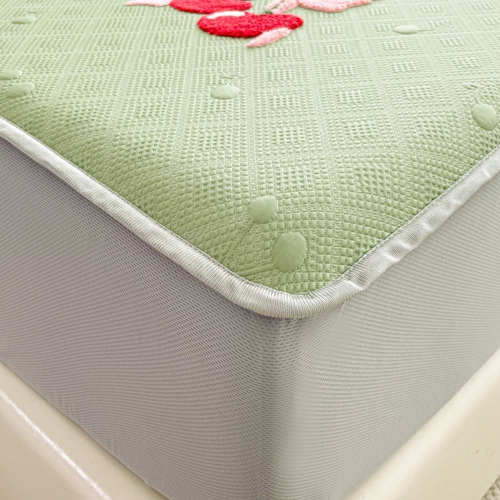 91家纺网 家纺一手货源 找家纺 恋佳居2025新款A类乙伦PE凉豆豆毛巾绣床笠冰丝席（床笠款） 樱桃—绿