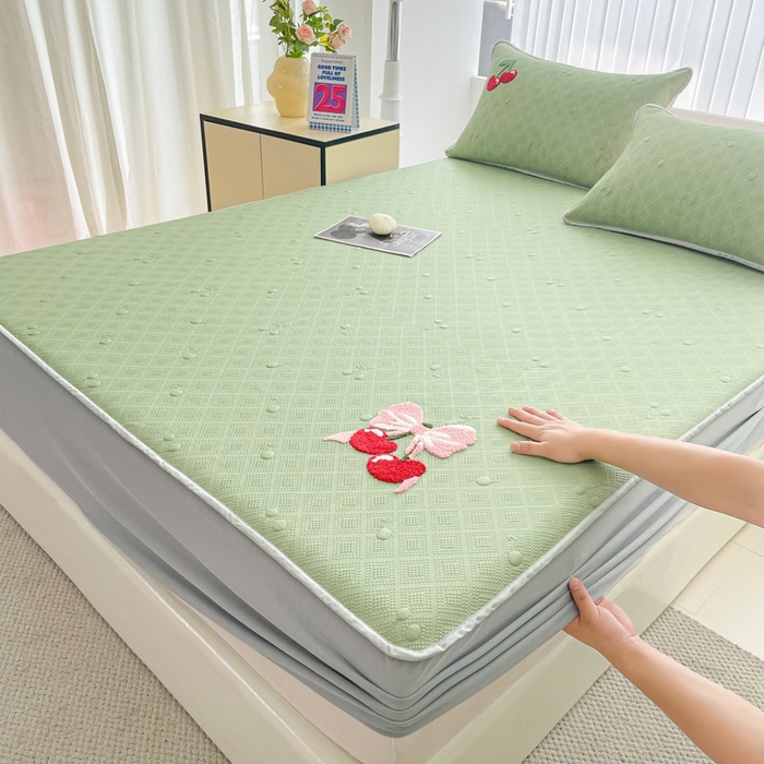 91家纺网 家纺一手货源 找家纺 恋佳居2025新款A类乙伦PE凉豆豆毛巾绣床笠冰丝席（床笠款） 樱桃—绿