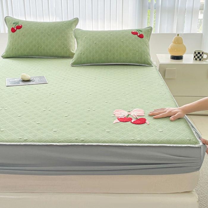 91家纺网 家纺一手货源 找家纺 恋佳居2025新款A类乙伦PE凉豆豆毛巾绣床笠冰丝席（床笠款） 樱桃—绿