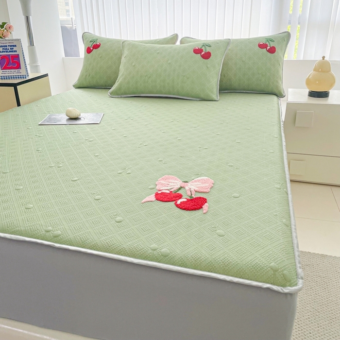 91家纺网 家纺一手货源 找家纺 恋佳居2025新款A类乙伦PE凉豆豆毛巾绣床笠冰丝席（床笠款） 樱桃—绿