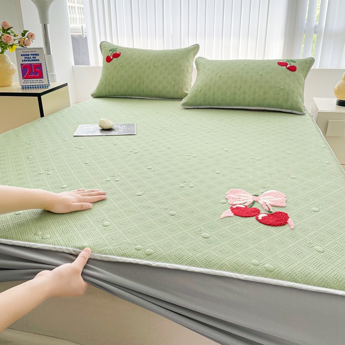 91家纺网 家纺一手货源 找家纺 恋佳居2025新款A类乙伦PE凉豆豆毛巾绣床笠冰丝席（床笠款） 樱桃—绿